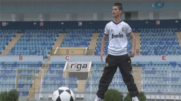 Hậu trường - Phát cuồng vì cầu thủ giống Ronaldo như hai giọt nước (Hình 2).