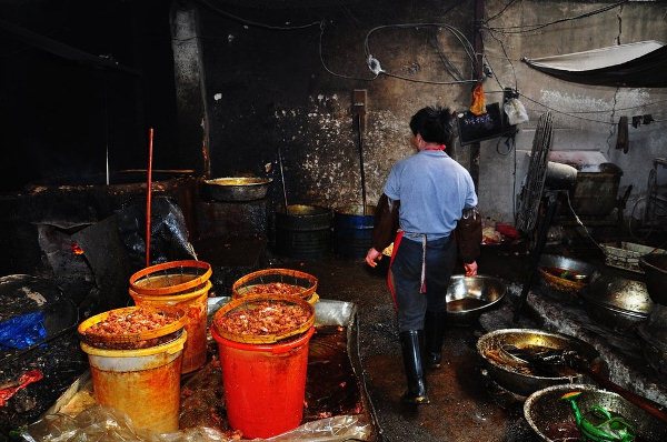 Tiêu điểm - Cận cảnh thịt lợn chết biến thành thịt xiên nướng (Hình 3).