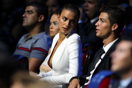 Hậu trường - Bạn gái Ronaldo lộ... 'ngực mướp' (Hình 2).
