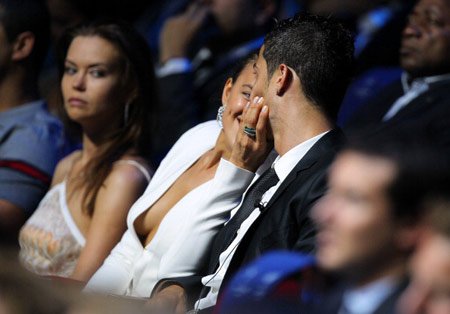 Hậu trường - Bạn gái Ronaldo lộ... 'ngực mướp' (Hình 3).