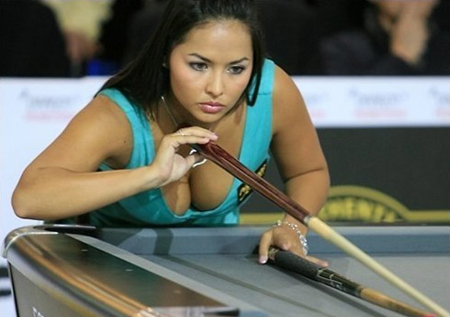 Hậu trường - Nàng Wags 'đầy đặn' quyến rũ nhất làng Billiards (Hình 3).