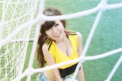Hậu trường - Hot girl Mai Thỏ nóng bỏng ăn mừng Bayern vô địch (Hình 7).