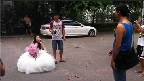 Lạ & Cười - 6 màn cầu hôn độc đáo nhất năm 2013 (Hình 2).