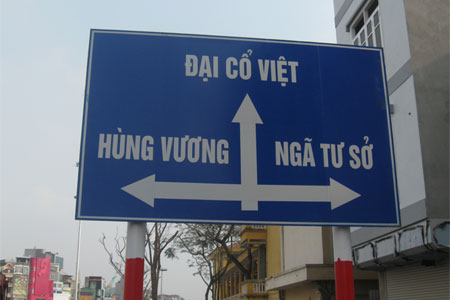 Xã hội - Biển giao thông sai quốc hiệu trên đường đắt nhất Hà Nội