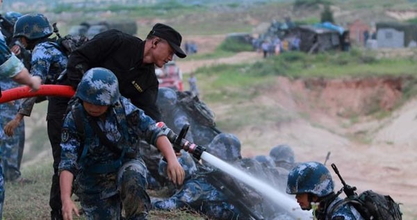 Quân sự - Nữ binh Trung Quốc khóc ròng vì huấn luyện đày ải (Hình 7).