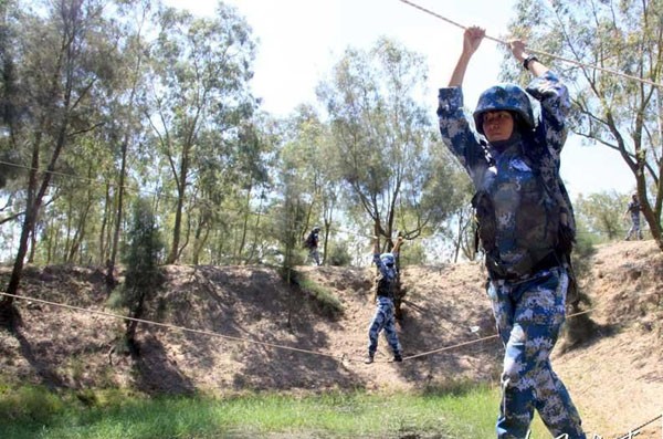 Quân sự - Nữ binh Trung Quốc khóc ròng vì huấn luyện đày ải (Hình 13).