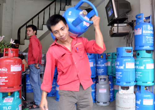 Kinh doanh - Ngày đầu năm mới, gas giảm 43.000 đồng/bình 12kg