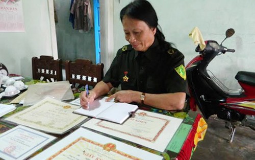 Xã hội - Nữ trưởng công an thôn bắt trùm giang hồ bằng... thùng bia (Hình 2).