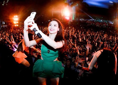 Giải trí - Hà Hồ khoe ảnh giao thừa 'tự sướng', Hoàng Thùy Linh lên vedette (Hình 9).