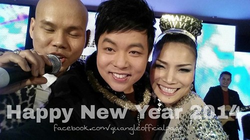 Giải trí - Hà Hồ khoe ảnh giao thừa 'tự sướng', Hoàng Thùy Linh lên vedette (Hình 5).