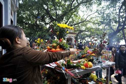 Xã hội - Tiền lễ tràn dưới sàn phủ Tây Hồ ngày đầu năm 2014 (Hình 4).