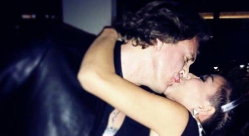 Giải trí - Những nụ hôn 'bỏng mắt' của sao những ngày đầu năm