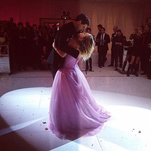 Giải trí - Những nụ hôn 'bỏng mắt' của sao những ngày đầu năm (Hình 11).