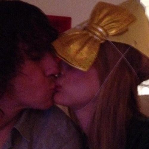 Giải trí - Những nụ hôn 'bỏng mắt' của sao những ngày đầu năm (Hình 12).