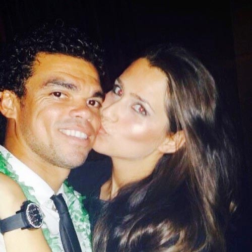 Giải trí - Những nụ hôn 'bỏng mắt' của sao những ngày đầu năm (Hình 13).