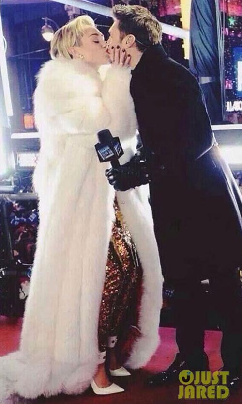 Giải trí - Những nụ hôn 'bỏng mắt' của sao những ngày đầu năm (Hình 8).