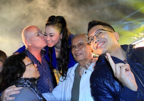 Giải trí - Những nụ hôn 'bỏng mắt' của sao những ngày đầu năm (Hình 2).