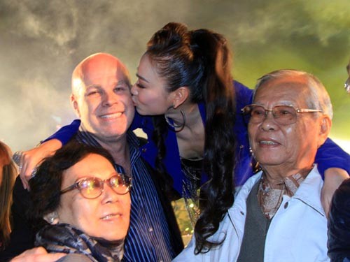 Giải trí - Những nụ hôn 'bỏng mắt' của sao những ngày đầu năm (Hình 3).