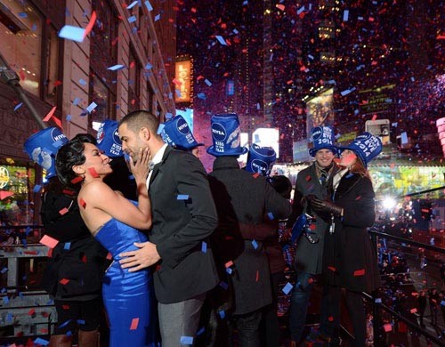 Giải trí - Những nụ hôn 'bỏng mắt' của sao những ngày đầu năm (Hình 9).