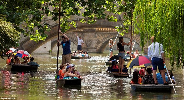 Tiêu điểm - Hình ảnh 'mát mẻ' của dân Anh trong ngày nắng nóng (Hình 16).