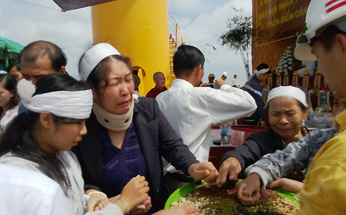 Miền nam - Cầu siêu cho các nạn nhân vụ chìm tàu (Hình 3).