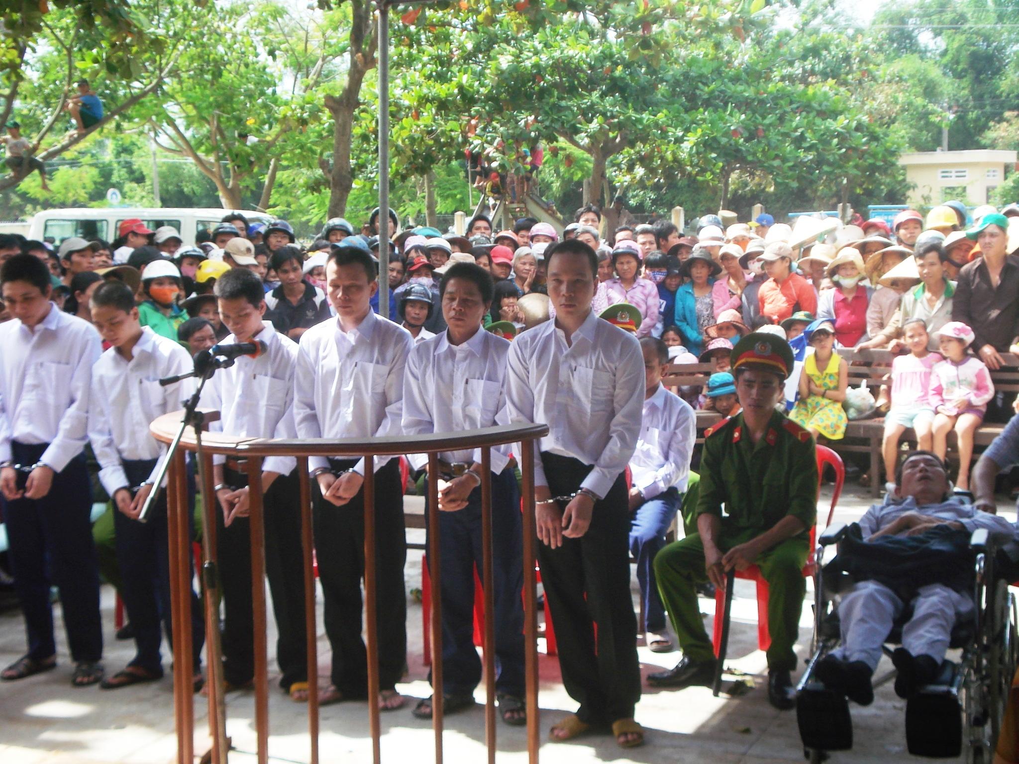 Pháp luật - Kéo quân đánh công an vì mối hận 2 năm trước