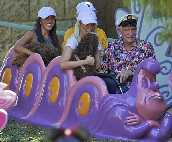 Sự kiện - Ông chủ Playboy 87 tuổi dạo chơi Disneyland với vợ trẻ (Hình 4).