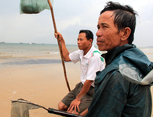 Miền trung - Dân Vũng Chùa nguyện hương khói cho Tướng Giáp (Hình 2).