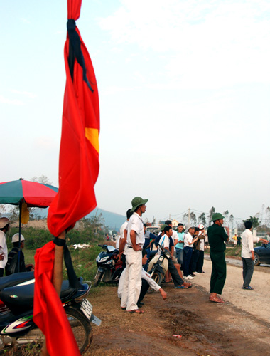 Miền trung - Hàng nghìn người đổ về Vũng Chùa chờ đón Đại tướng (Hình 6).