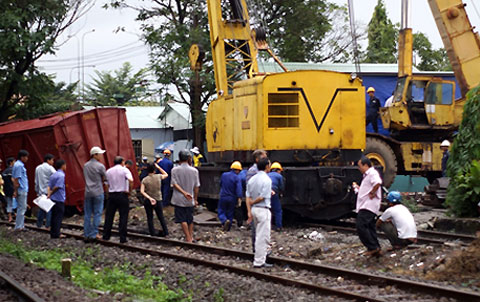 Miền nam - Lật 10 toa tàu hàng ở ga Sóng Thần (Hình 2).