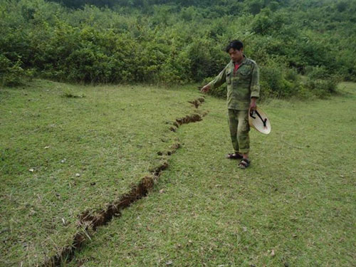 Miền trung - Vết nứt 'lạ' dài 600m trên núi Dầu