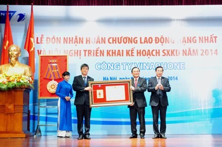 Công nghệ - VinaPhone đón nhận Huân chương Lao động hạng Nhất