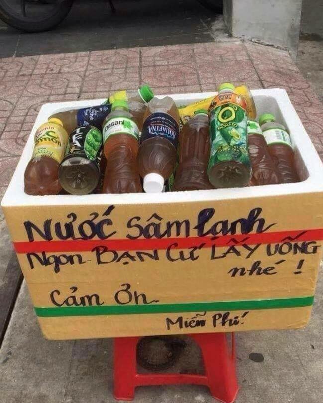 Dậy sóng mạng - Thùng sâm lạnh ngoài đường và dòng chữ ấm lòng người