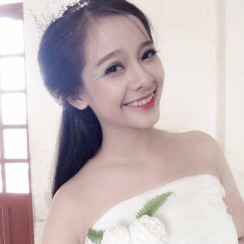 Dậy s&oacute;ng mạng - Độc đ&aacute;o chiếc váy làm từ 3.000 b&ocirc;ng hoa gi&acirc;́y gi&aacute; 200 ng&agrave;n đồng (H&igrave;nh 4).