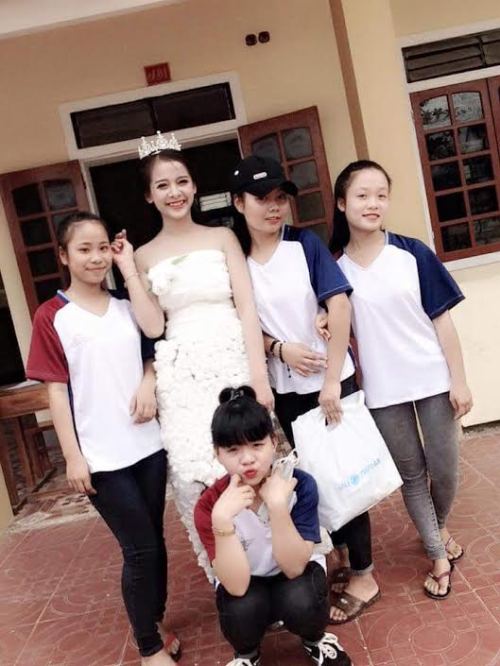 Dậy s&oacute;ng mạng - Độc đ&aacute;o chiếc váy làm từ 3.000 b&ocirc;ng hoa gi&acirc;́y gi&aacute; 200 ng&agrave;n đồng (H&igrave;nh 2).