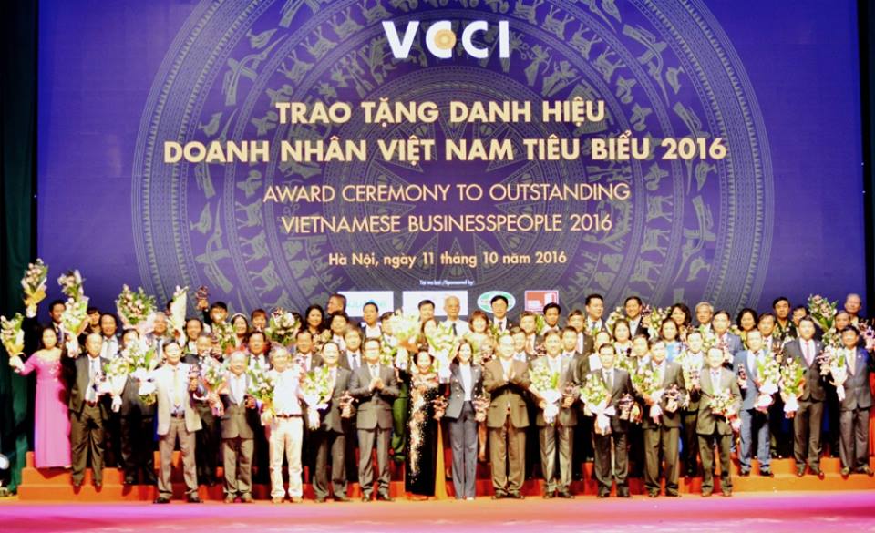 Chính trị - Thủ tướng tặng cúp Thánh Gióng cho 100 doanh nhân tiêu biểu VN 2016 (Hình 4).