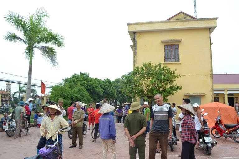 An ninh - Hình sự - Hàng chục người dân kéo đến trụ sở xã đòi xử... nữ 'cẩu tặc'