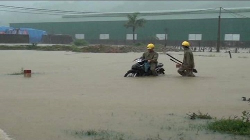 Xã hội - Cập nhật: Mưa lũ tại các tỉnh miền Trung đang diễn biến phức tạp (Hình 2).