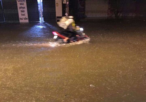 Tin nhanh - Miền Trung: D&acirc;n th&agrave;nh thị cuống cuồng chạy lũ trong đ&ecirc;m (H&igrave;nh 7).