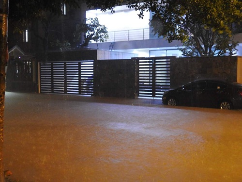 Tin nhanh - Miền Trung: D&acirc;n th&agrave;nh thị cuống cuồng chạy lũ trong đ&ecirc;m (H&igrave;nh 2).