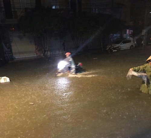 Tin nhanh - Miền Trung: D&acirc;n th&agrave;nh thị cuống cuồng chạy lũ trong đ&ecirc;m (H&igrave;nh 3).