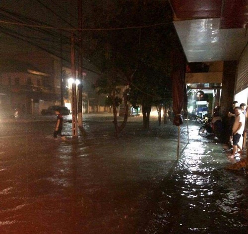 Tin nhanh - Miền Trung: D&acirc;n th&agrave;nh thị cuống cuồng chạy lũ trong đ&ecirc;m (H&igrave;nh 4).