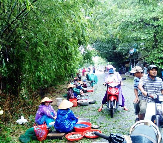 Dân sinh - Lũ về, ngư dân trắng đêm buông lưới mưu sinh mặc mưa trút trên đầu (Hình 3).