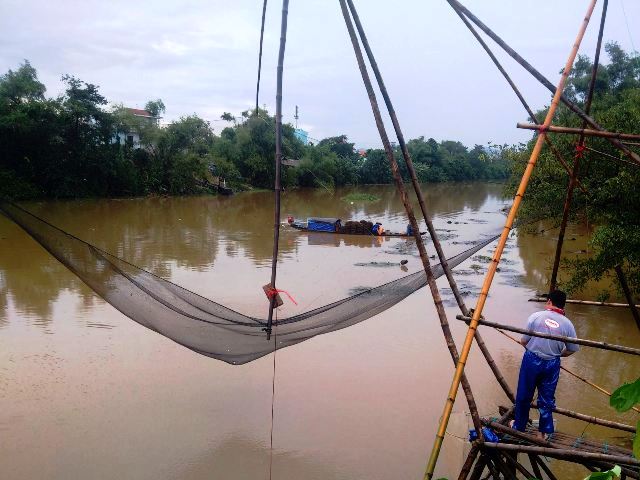 Dân sinh - Lũ về, ngư dân trắng đêm buông lưới mưu sinh mặc mưa trút trên đầu