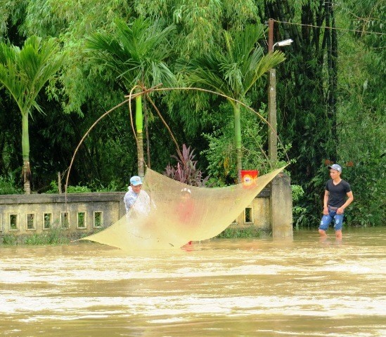 Xã hội - Thừa Thiên-Huế: Giao thông chia cắt, người dân đi lại bằng thuyền 