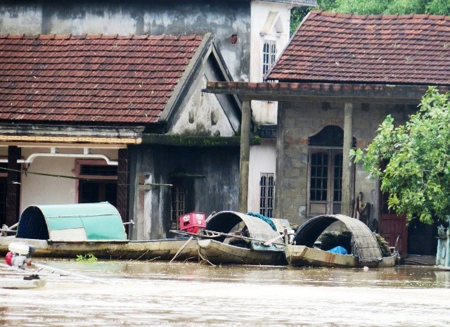 Xã hội - Thừa Thiên-Huế: Giao thông chia cắt, người dân đi lại bằng thuyền  (Hình 4).