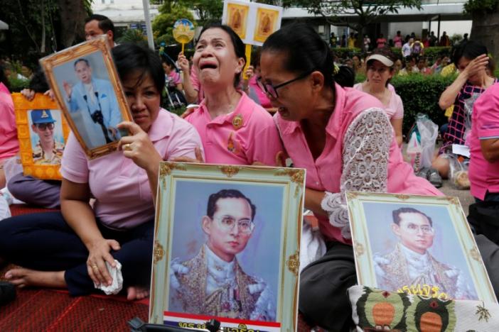 Tiêu điểm - Người dân Thái Lan òa khóc thương tiếc vua Bhumibol Adulyadej  (Hình 7).