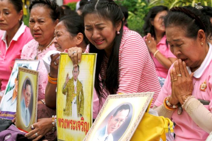 Tiêu điểm - Người dân Thái Lan òa khóc thương tiếc vua Bhumibol Adulyadej  (Hình 8).