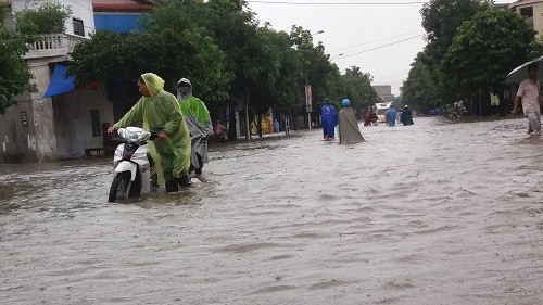 Xã hội - Nước lũ dâng cao tận nóc, hàng trăm nhà dân bị nhấn chìm (Hình 5).