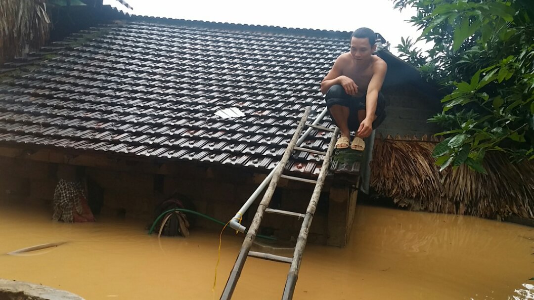 Xã hội - Nước lũ dâng cao tận nóc, hàng trăm nhà dân bị nhấn chìm (Hình 3).